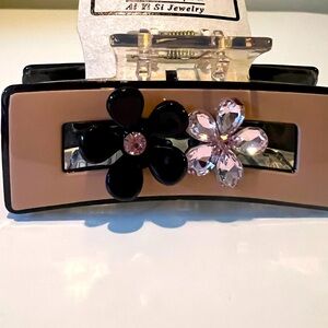 Large hair clip with flowers